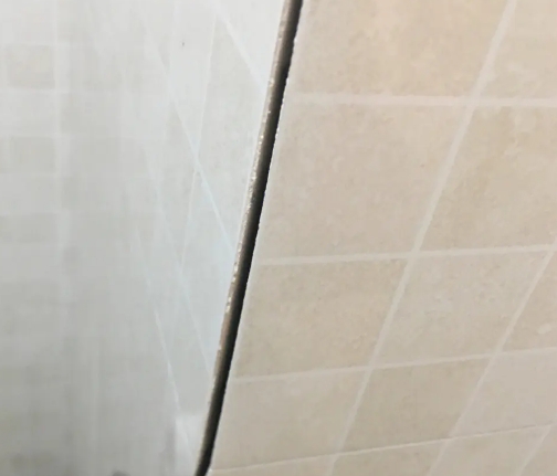 金寨瓷砖空鼓维修公司分享阳台瓷砖脱落的修复过程可以分为以下几个步骤